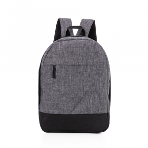 Mochila em tecido poliéster.