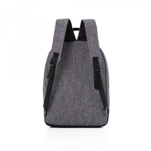 Mochila em tecido poliéster.